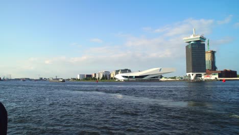 Touristenpaar-Mit-Blick-Auf-Den-Fluss-IJ-Im-Eye-Film-Museum-In-Amsterdam,-Niederlande
