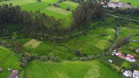 Ländliche-Gehöfte-Oberhalb-Des-Flusstals-Von-San-Pedro,-Ecuador,-Landwirtschaftsgemeinschaft,-Drohne