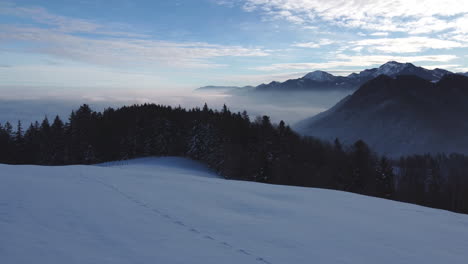 Verschneiter-Gipfel-In-Den-Bayerischen-Alpen-Mit-Nebel-Im-Hintergrund