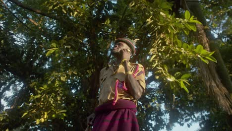 Guerrero-Tribal-Karamojong-Hablando-Por-Teléfono-En-El-Bosque-Africano-En-Uganda