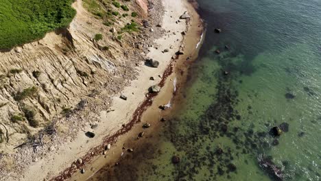 Drone-shot-of-the-rocky-shoreline-in-Martha's-Vineyard,-Massachusetts
