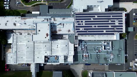 Drohnen-Luftaufnahme-Des-Daches-Eines-Krankenhausgebäudes,-Standort-Von-Sonnenkollektoren,-Installation-Von-Gesundheitswesen,-Parkplatz,-Überdachung,-Gosford,-Wyoming,-Zentralküste-Australiens
