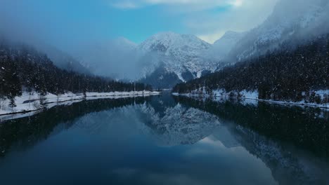 Lake-Plansee-in-Austria-in-winter