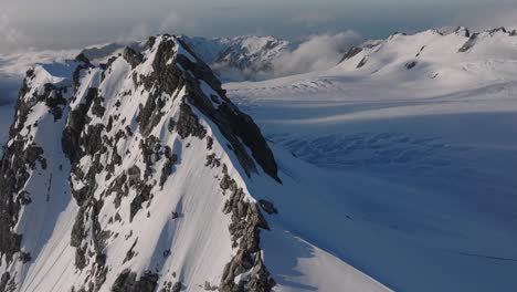 Gletscher-Und-Schneebedeckte-Felsige-Berge-In-Den-Abgelegenen-Wilden-Naturgebieten