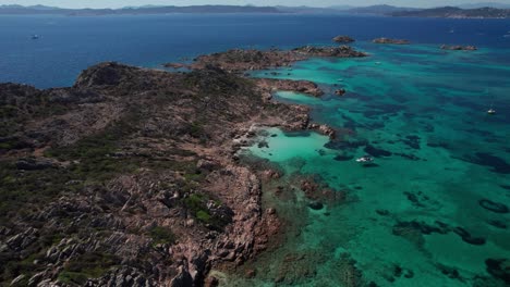 Luftaufnahmen-Von-Vorne-An-Einer-Bestimmten-Felsigen-Küste-Auf-Der-Insel-Sardinien-In-Italien-Mit-Sonnigem-Tag