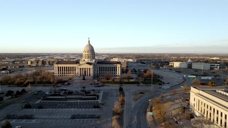 Edificio-Del-Capitolio-Del-Estado-De-Oklahoma-En-La-Ciudad-De-Oklahoma,-Oklahoma-Con-Video-De-Drones-Moviéndose-De-Derecha-A-Izquierda