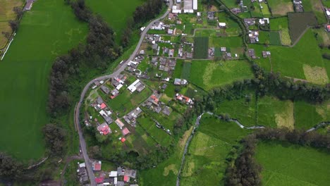 Fluss-San-Pedro,-Ecuador,-Dorfgrenze,-Barrio-Guitig,-Ländliche-Siedlung,-Luftaufnahme