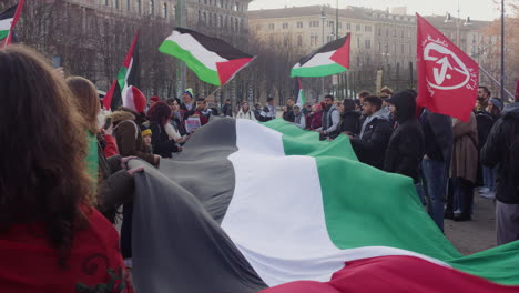 Manifestant-stand-all-together-with-flag-close-to-castello-sforzesco,-Milan-asking-for-freeing-Palestina