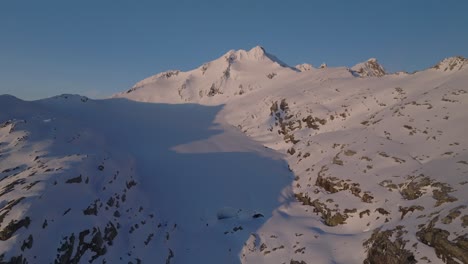 Majestätischer-Schneebedeckter-Berg-über-Einem-Gletscher-In-Der-Wilden-Natur-Mit-Bergen-Und-Tälern-Im-Hintergrund