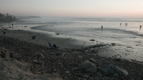 Ein-Blick-Auf-Menschen-An-Einem-Strand-In-Encinitas,-Kalifornien,-Während-Des-Sonnenuntergangs