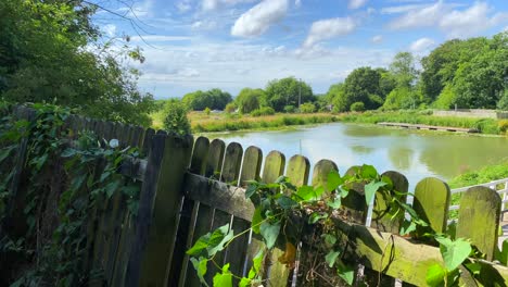 Beautiful-summer-day-on-the-Kennet-and-Avon-Canal-in-Devizes-England,-sunny-weather-with-green-fields-and-nature,-4K-shot
