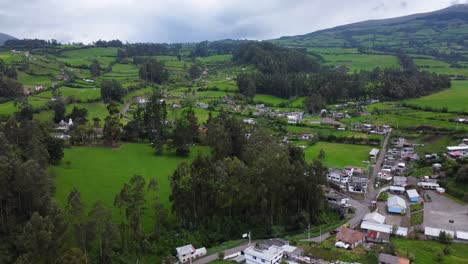 Andine-Landwirtschaftliche-Landwirtschaftslandschaft-Barrio-Guitig-Dorf-Ecuador-Luftaufnahme