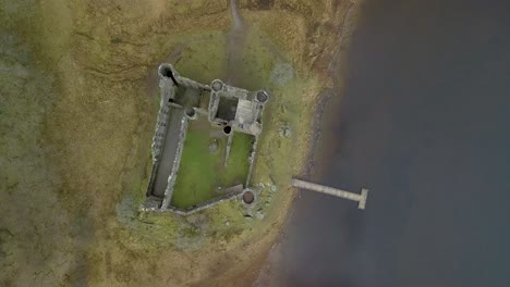 Luftaufnahme-Von-Oben-Nach-Unten-Von-Kilchurn-Castle-Im-Loch-Awe-Im-Schottischen-Hochland-–-Orbitaufnahme