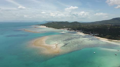 Isla-De-Arrecifes-De-Coral-Azul-Turquesa-En-La-Costa-Tropical,-Ecosistema-Marino,-Hábitat-Natural,-Especies-Protegidas