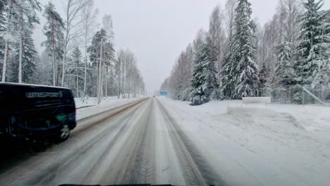 Autofahrer-Pendeln-In-Den-Wintermonaten-Vorsichtig-Auf-Finnischen-Vereisten-Straßen