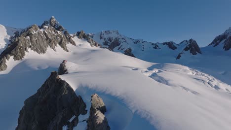 Un-Remoto-Refugio-Salvaje-Entre-Montañas-Nevadas-Y-Glaciares.