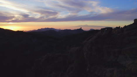 Während-Des-Sonnenuntergangs-über-Das-Nublo-Fenster-Fliegen-Und-Den-Majestätischen-Teide-Vulkan-Und-Den-Nublo-Felsen-Sehen