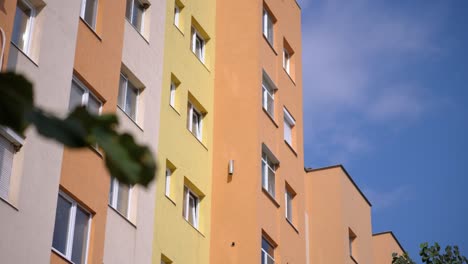 Renoviertes-Gebäude-Im-Sowjetischen-Stil-In-Orange
