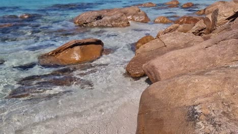 Agua-Clara-Lamiendo-Lentamente-La-Orilla-Rocosa-De-La-Playa-De-Meelup-En-El-Suroeste-De-Australia