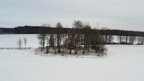 Luftaufnahme-Während-Der-Verschneiten-Winterlandschaft-Mit-Verlassenen-Kirchenruinen