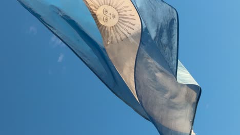 Vertikale-Aufnahme-Einer-Abgenutzten-Argentinischen-Flagge,-Die-Im-Wind-Flattert