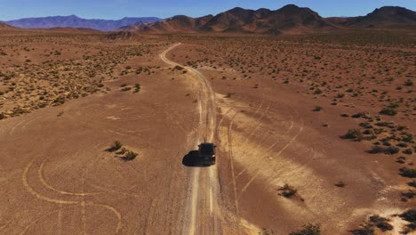 Conducir-Un-Automóvil-Moderno-En-Un-Camino-De-Tierra-Del-Desierto-En-Nevada-Cerca-Del-Valle-De-La-Muerte