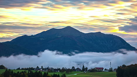 Lapso-De-Tiempo-De-Nubes-Pasando-Por-Las-Montañas-En-Austria