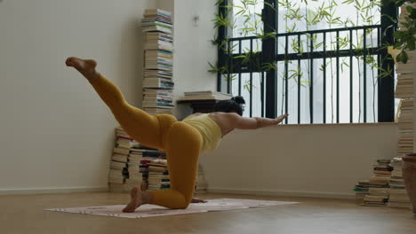 Mujer-Asiática-Atlética-En-Forma-Practicando-Rutina-De-Ejercicios-De-Yoga-En-Un-Apartamento-Moderno