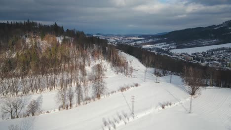 Luftaufnahme-Ins-Tal-Der-Schneebedeckten-Landschaft-Des-Jeseníky-Gebirges