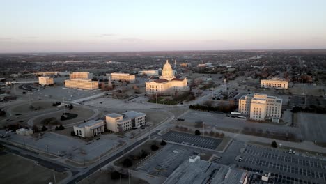 Edificio-Del-Capitolio-Del-Estado-De-Oklahoma-En-La-Ciudad-De-Oklahoma,-Oklahoma-Con-Video-De-Drones-Moviéndose-Hacia-Abajo-En-ángulo