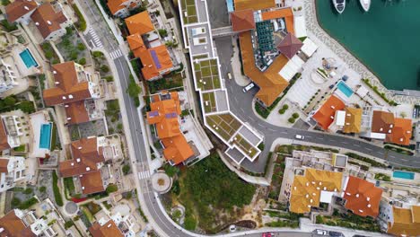 Colorido-Desarrollo-Costero-De-Lujo,-Panorama-Aéreo-De-La-Bahía-De-Lustica,-Montenegro,-Mar-Adriático
