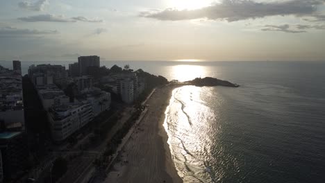 Sol-Sobre-El-Mar-En-Copacabana