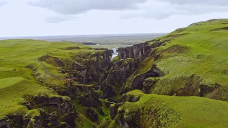 Toma-Amplia-De-Drones-De-Fjaðrárgljúfur,-Un-Impresionante-Cañón-En-Islandia-Durante-El-Verano