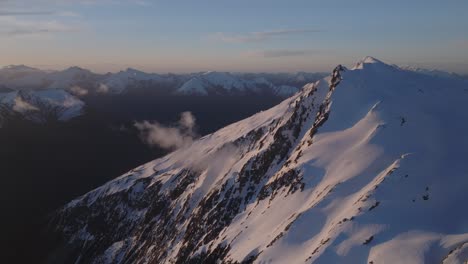 Verschneiter-Berg-über-Einem-Gletscher-In-Der-Wilden-Natur-Mit-Bergen-Und-Tälern-Im-Hintergrund