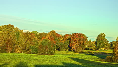 Zeitraffer-Des-Sonnenaufgangs,-Der-Auf-Einen-Wald-Und-Grüne-Felder-In-Lettland-Trifft