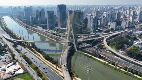 Puente-De-Cable-En-El-Centro-De-Sao-Paulo,-Brasil