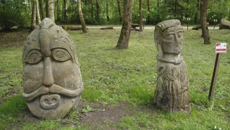 Esculturas-Eslavas-Históricas-En-Un-Entorno-Boscoso-Natural.