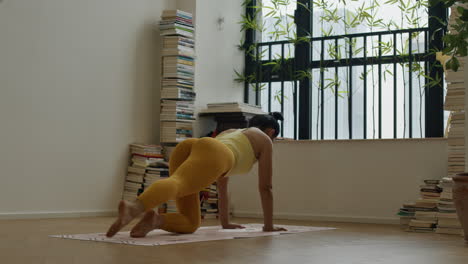 Asiatisch-Fitte-Frau-In-Gelber-Sportkleidung,-Die-Zu-Hause-Yoga-Übungen-Praktiziert,-Gesundes-Leben,-Also-Tägliches-Training-Und-Fitness-Routine