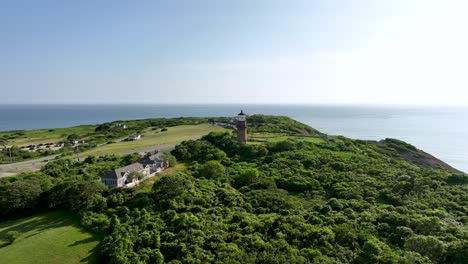 Wide-drone-shot-approaching-the-Gay-Head-Lighthouse-in-Martha's-Vineyard,-Massachusetts