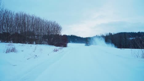 Hombre-Limpiando-La-Nieve-Del-Campo-Con-Un-Quitanieves-Durante-El-Invierno-En-Indre-Fosen,-Noruega