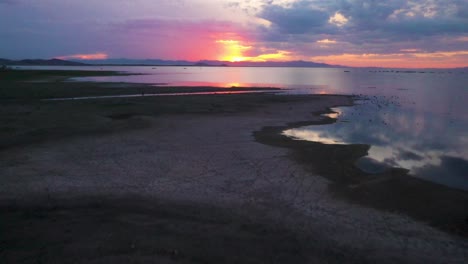 Sonnenuntergang-Drohnenaufnahme-Eines-Sees
