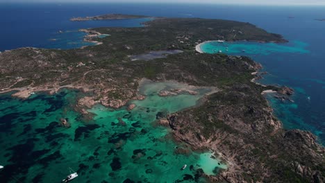 Drohnenansicht-Von-Oben-Mit-Kreisförmiger-Bewegung-Der-Insel-Maddalena-Auf-Sardinien,-Italien,-An-Einem-Sonnigen-Tag