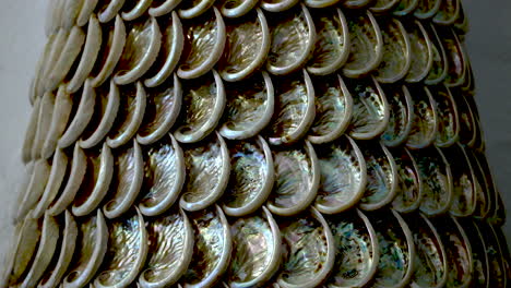 Der-Schiebeschieber-Schoss-Auf-Südafrikanische-Abalone-Muscheln,-Die-In-Einem-Muster-Zusammengeklebt-Waren,-Um-Einen-Turm-Zu-Bilden