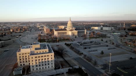 Edificio-Del-Capitolio-Del-Estado-De-Oklahoma-En-La-Ciudad-De-Oklahoma,-Oklahoma-Con-Video-De-Drones-Moviéndose-Hacia-Abajo