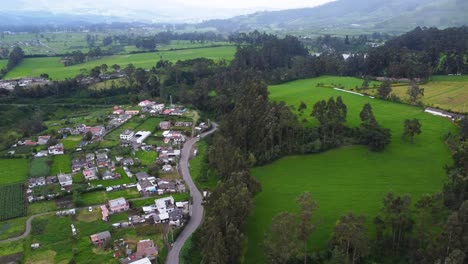 Aldea-Rural-De-Ecuador-Rodeada-De-Drones-De-Paisaje-Agrícola-Verde-Andino