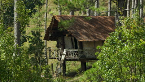 Antigua-Casa-Tradicional-Vietnamita-Sobre-Pilotes-En-El-Bosque-De-Pinos-De-La-Aldea-étnica-Cu-Lan,-Da-Lat-Vietnam