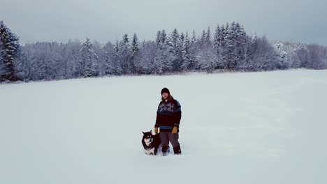 Hombre-Y-Perro-Malamute-De-Alaska-En-La-Nieve-Durante-El-Invierno-En-Noruega