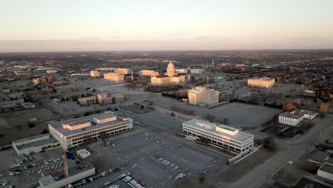Edificio-Del-Capitolio-Del-Estado-De-Oklahoma-En-La-Ciudad-De-Oklahoma,-Oklahoma-Con-Video-De-Drones-Dando-Vueltas