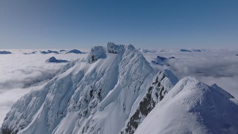 Majestätischer-Schneebedeckter-Berg-In-Der-Wilden-Natur-Mit-Bergen-Und-Tälern-Im-Hintergrund