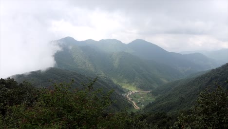 Montañas-Nubladas-Con-Luz-Solar-En-Chandragiri-En-Nepal